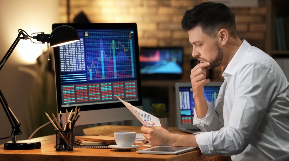 forex trader at desk