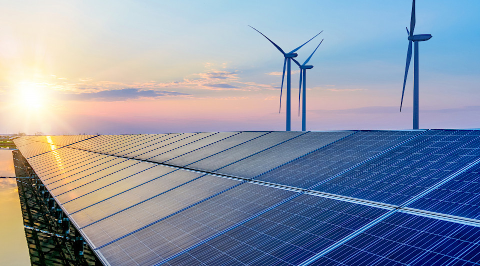 wind_solar_energie_nachhaltig_esg_shutterstock_hrui.960x533
